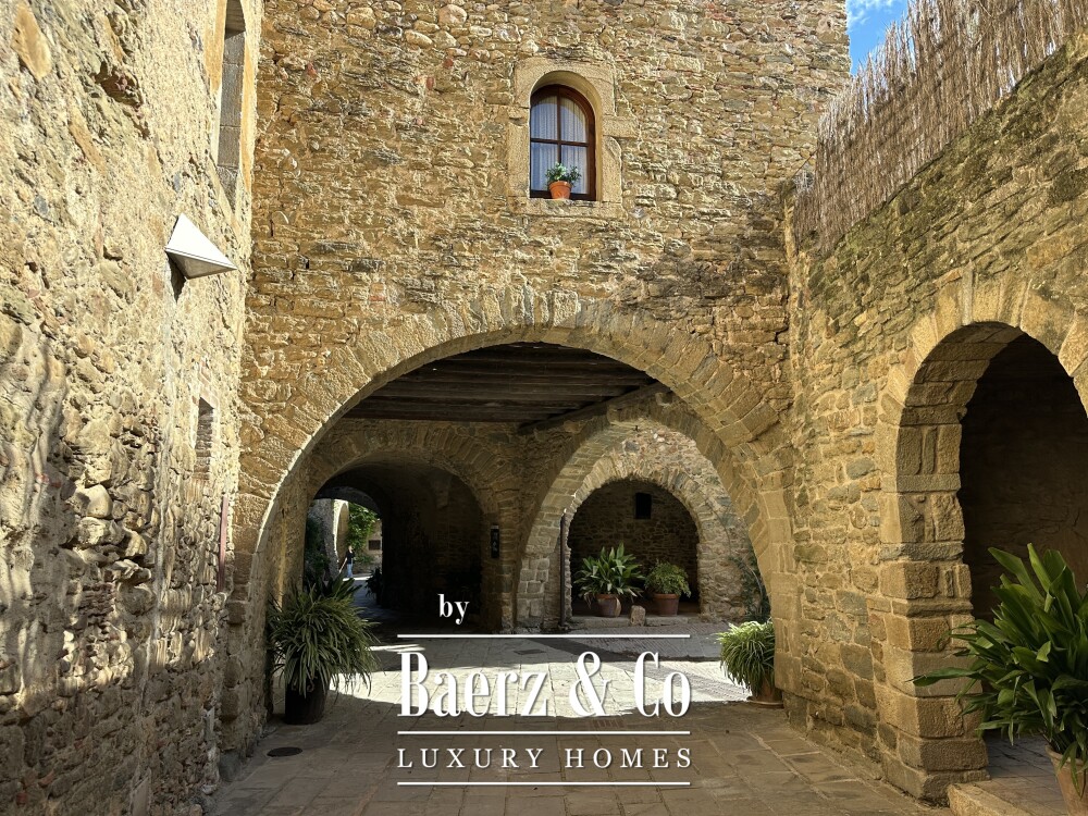 Stone House in Monells image