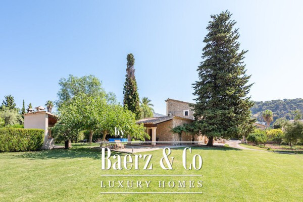 photo 1 This semi-detached townhouse, situated just two minutes' walk from Repic beach, offers just that- a sunny garden and easy access to the beach.