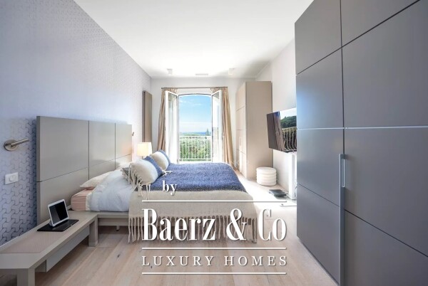 photo 9 Beautiful property with sea views