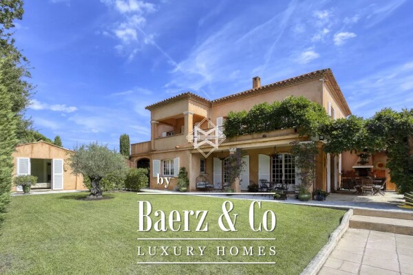 photo 4 Close to the center