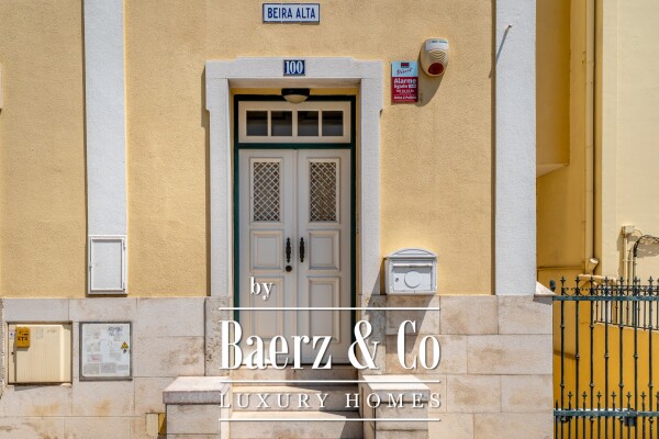 photo 4 5 bedroom villa with swimming pool in the historic area of Parede