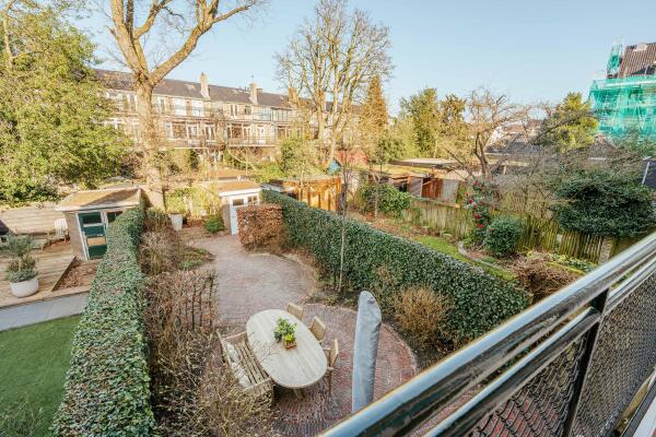 photo 27 Diepenbrockstraat 18